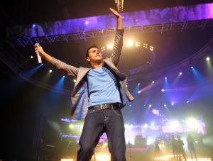 28-10-2010 SHOWBIZZ; JAN SMIT LEEFT ZICH UIT VOOR AL ZIJN FANS. Afgelopen vrijdag was de premiere van  het eerste concert van Jan Smit getiteld LEEF JE UIT. In het voorprogramma de Nederlandse knuffelbeer Frans Duijts en als gaste Monique Smit. Het inmense podium, de vele wisselende achtergronden en het fantastiche geluid met af en toe een heuse waterval afgewisseld met vuurwerk doet je echt beseffen dat je LEEFT. Een geweldig concert met een wel zeer relaxte Jan Smit. De zaal gaat uit zijn dak en Jan heeft het erg druk met de vele cadeaus die hij krijgt van zijn fans. Een avondje uit met Jan, Monique en Frans bezorgt je een gevoel van dat je Leeft.
foto: Albert den Iseger.