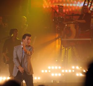 28-10-2010 SHOWBIZZ; JAN SMIT LEEFT ZICH UIT VOOR AL ZIJN FANS. Afgelopen vrijdag was de premiere van  het eerste concert van Jan Smit getiteld LEEF JE UIT. In het voorprogramma de Nederlandse knuffelbeer Frans Duijts en als gaste Monique Smit. Het inmense podium, de vele wisselende achtergronden en het fantastiche geluid met af en toe een heuse waterval afgewisseld met vuurwerk doet je echt beseffen dat je LEEFT. Een geweldig concert met een wel zeer relaxte Jan Smit. De zaal gaat uit zijn dak en Jan heeft het erg druk met de vele cadeaus die hij krijgt van zijn fans. Een avondje uit met Jan, Monique en Frans bezorgt je een gevoel van dat je Leeft.
foto: Albert den Iseger.