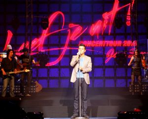 28-10-2010 SHOWBIZZ; JAN SMIT LEEFT ZICH UIT VOOR AL ZIJN FANS. Afgelopen vrijdag was de premiere van  het eerste concert van Jan Smit getiteld LEEF JE UIT. In het voorprogramma de Nederlandse knuffelbeer Frans Duijts en als gaste Monique Smit. Het inmense podium, de vele wisselende achtergronden en het fantastiche geluid met af en toe een heuse waterval afgewisseld met vuurwerk doet je echt beseffen dat je LEEFT. Een geweldig concert met een wel zeer relaxte Jan Smit. De zaal gaat uit zijn dak en Jan heeft het erg druk met de vele cadeaus die hij krijgt van zijn fans. Een avondje uit met Jan, Monique en Frans bezorgt je een gevoel van dat je Leeft.
foto: Albert den Iseger.