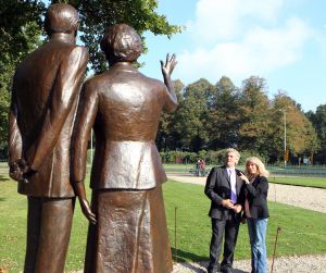 22-10-2010 SHOWBIZZ; ARTIESTEN WEER OP BEZOEK OP PALEIS SOESTDIJK. Frans Molenaar_Maik de Boer_Manuela Kemp_Bonnie Stclair_Mary Borsato_Arie Ribbens_Carmen en Jean Marie Pfaff_Evert Santegoeds en Yvonne Hoebe van Weekblad Prive hadden weet een heerlijk dagje met elkaar. Genieten van een High Tea en daarna een bezoek aan paleis Soestdijk. Heerlijk trippelen en trappelen op de koninklijke lopers en staren in de lege wijnkelders onder het beroemste bordes van Nederland.Het was weer een heerlijk dagje met elkaar en het leverde weer een aantal spraakmakende verhalen op die Yvonne Hoebe voor u optekende en die deze week in de Prive staan gepubliceerd.
foto: Albert den Iseger.