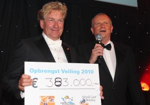 07-10-2010 SHOWBIZZ; OPNIEUW VEEL GELD VOOR DE KINDJES VAN KIKA. Met de opbrengst van 383.000. euries voor de stichting Hoogvliegers en Kinderen Kankervrij KIKA is de realisatie van het nieuwe Nationale Kinderoncologisch Cenrum weer wat dichterbij gekomen. De Gala avond werd gepresenteerd door Evert Santegoeds met aan zijn zijde Esther Oosterbeek en Patty Brard. Mark Grol timmerde het gehele bedrag bij elkaar met een charmante knipoog.Vele artiesten traden op waaronder het talent Martin Hurkens  H.G.T. die iedereen blauwe handen bezorgde van het applaus wat hij kreeg.De KIKA award 2010 ging dit jaar naar Ronald Stam voor baanbrekend onderzoek in het Sophia Kinder ziekenhuis te Rotterdam. Ans en Willem Korstanje waren als ambassadeurs weer aanwezig en bezorgde  veilingmeester Mark Krol van Sotheby s weer grijze haren. Al met al weer een top avond in de Hotels van Oranje te Noordwijk.
foto: Albert den Iseger.