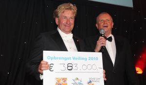 07-10-2010 SHOWBIZZ; OPNIEUW VEEL GELD VOOR DE KINDJES VAN KIKA. Met de opbrengst van 383.000. euries voor de stichting Hoogvliegers en Kinderen Kankervrij KIKA is de realisatie van het nieuwe Nationale Kinderoncologisch Cenrum weer wat dichterbij gekomen. De Gala avond werd gepresenteerd door Evert Santegoeds met aan zijn zijde Esther Oosterbeek en Patty Brard. Mark Grol timmerde het gehele bedrag bij elkaar met een charmante knipoog.Vele artiesten traden op waaronder het talent Martin Hurkens  H.G.T. die iedereen blauwe handen bezorgde van het applaus wat hij kreeg.De KIKA award 2010 ging dit jaar naar Ronald Stam voor baanbrekend onderzoek in het Sophia Kinder ziekenhuis te Rotterdam. Ans en Willem Korstanje waren als ambassadeurs weer aanwezig en bezorgde  veilingmeester Mark Krol van Sotheby s weer grijze haren. Al met al weer een top avond in de Hotels van Oranje te Noordwijk.
foto: Albert den Iseger.
