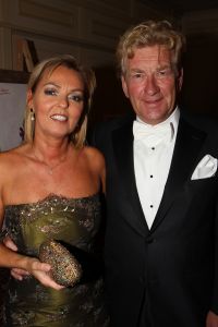 07-10-2010 SHOWBIZZ; OPNIEUW VEEL GELD VOOR DE KINDJES VAN KIKA. Met de opbrengst van 383.000. euries voor de stichting Hoogvliegers en Kinderen Kankervrij KIKA is de realisatie van het nieuwe Nationale Kinderoncologisch Cenrum weer wat dichterbij gekomen. De Gala avond werd gepresenteerd door Evert Santegoeds met aan zijn zijde Esther Oosterbeek en Patty Brard. Mark Grol timmerde het gehele bedrag bij elkaar met een charmante knipoog.Vele artiesten traden op waaronder het talent Martin Hurkens  H.G.T. die iedereen blauwe handen bezorgde van het applaus wat hij kreeg.De KIKA award 2010 ging dit jaar naar Ronald Stam voor baanbrekend onderzoek in het Sophia Kinder ziekenhuis te Rotterdam. Ans en Willem Korstanje waren als ambassadeurs weer aanwezig en bezorgde  veilingmeester Mark Krol van Sotheby s weer grijze haren. Al met al weer een top avond in de Hotels van Oranje te Noordwijk.
foto: Albert den Iseger.