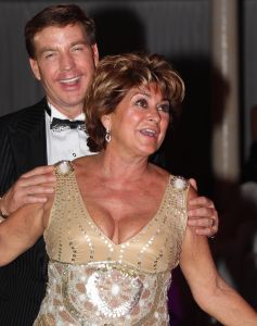 07-10-2010 SHOWBIZZ; OPNIEUW VEEL GELD VOOR DE KINDJES VAN KIKA. Met de opbrengst van 383.000. euries voor de stichting Hoogvliegers en Kinderen Kankervrij KIKA is de realisatie van het nieuwe Nationale Kinderoncologisch Cenrum weer wat dichterbij gekomen. De Gala avond werd gepresenteerd door Evert Santegoeds met aan zijn zijde Esther Oosterbeek en Patty Brard. Mark Grol timmerde het gehele bedrag bij elkaar met een charmante knipoog.Vele artiesten traden op waaronder het talent Martin Hurkens  H.G.T. die iedereen blauwe handen bezorgde van het applaus wat hij kreeg.De KIKA award 2010 ging dit jaar naar Ronald Stam voor baanbrekend onderzoek in het Sophia Kinder ziekenhuis te Rotterdam. Ans en Willem Korstanje waren als ambassadeurs weer aanwezig en bezorgde  veilingmeester Mark Krol van Sotheby s weer grijze haren. Al met al weer een top avond in de Hotels van Oranje te Noordwijk.
foto: Albert den Iseger.