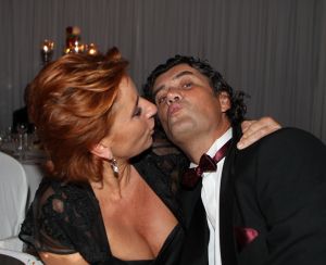 07-10-2010 SHOWBIZZ; OPNIEUW VEEL GELD VOOR DE KINDJES VAN KIKA. Met de opbrengst van 383.000. euries voor de stichting Hoogvliegers en Kinderen Kankervrij KIKA is de realisatie van het nieuwe Nationale Kinderoncologisch Cenrum weer wat dichterbij gekomen. De Gala avond werd gepresenteerd door Evert Santegoeds met aan zijn zijde Esther Oosterbeek en Patty Brard. Mark Grol timmerde het gehele bedrag bij elkaar met een charmante knipoog.Vele artiesten traden op waaronder het talent Martin Hurkens  H.G.T. die iedereen blauwe handen bezorgde van het applaus wat hij kreeg.De KIKA award 2010 ging dit jaar naar Ronald Stam voor baanbrekend onderzoek in het Sophia Kinder ziekenhuis te Rotterdam. Ans en Willem Korstanje waren als ambassadeurs weer aanwezig en bezorgde  veilingmeester Mark Krol van Sotheby s weer grijze haren. Al met al weer een top avond in de Hotels van Oranje te Noordwijk.
foto: Albert den Iseger.