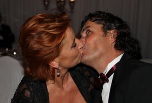 07-10-2010 SHOWBIZZ; OPNIEUW VEEL GELD VOOR DE KINDJES VAN KIKA. Met de opbrengst van 383.000. euries voor de stichting Hoogvliegers en Kinderen Kankervrij KIKA is de realisatie van het nieuwe Nationale Kinderoncologisch Cenrum weer wat dichterbij gekomen. De Gala avond werd gepresenteerd door Evert Santegoeds met aan zijn zijde Esther Oosterbeek en Patty Brard. Mark Grol timmerde het gehele bedrag bij elkaar met een charmante knipoog.Vele artiesten traden op waaronder het talent Martin Hurkens  H.G.T. die iedereen blauwe handen bezorgde van het applaus wat hij kreeg.De KIKA award 2010 ging dit jaar naar Ronald Stam voor baanbrekend onderzoek in het Sophia Kinder ziekenhuis te Rotterdam. Ans en Willem Korstanje waren als ambassadeurs weer aanwezig en bezorgde  veilingmeester Mark Krol van Sotheby s weer grijze haren. Al met al weer een top avond in de Hotels van Oranje te Noordwijk.
foto: Albert den Iseger.