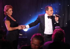 07-10-2010 SHOWBIZZ; OPNIEUW VEEL GELD VOOR DE KINDJES VAN KIKA. Met de opbrengst van 383.000. euries voor de stichting Hoogvliegers en Kinderen Kankervrij KIKA is de realisatie van het nieuwe Nationale Kinderoncologisch Cenrum weer wat dichterbij gekomen. De Gala avond werd gepresenteerd door Evert Santegoeds met aan zijn zijde Esther Oosterbeek en Patty Brard. Mark Grol timmerde het gehele bedrag bij elkaar met een charmante knipoog.Vele artiesten traden op waaronder het talent Martin Hurkens  H.G.T. die iedereen blauwe handen bezorgde van het applaus wat hij kreeg.De KIKA award 2010 ging dit jaar naar Ronald Stam voor baanbrekend onderzoek in het Sophia Kinder ziekenhuis te Rotterdam. Ans en Willem Korstanje waren als ambassadeurs weer aanwezig en bezorgde  veilingmeester Mark Krol van Sotheby s weer grijze haren. Al met al weer een top avond in de Hotels van Oranje te Noordwijk.
foto: Albert den Iseger.