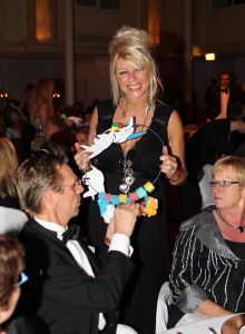 07-10-2010 SHOWBIZZ; OPNIEUW VEEL GELD VOOR DE KINDJES VAN KIKA. Met de opbrengst van 383.000. euries voor de stichting Hoogvliegers en Kinderen Kankervrij KIKA is de realisatie van het nieuwe Nationale Kinderoncologisch Cenrum weer wat dichterbij gekomen. De Gala avond werd gepresenteerd door Evert Santegoeds met aan zijn zijde Esther Oosterbeek en Patty Brard. Mark Grol timmerde het gehele bedrag bij elkaar met een charmante knipoog.Vele artiesten traden op waaronder het talent Martin Hurkens  H.G.T. die iedereen blauwe handen bezorgde van het applaus wat hij kreeg.De KIKA award 2010 ging dit jaar naar Ronald Stam voor baanbrekend onderzoek in het Sophia Kinder ziekenhuis te Rotterdam. Ans en Willem Korstanje waren als ambassadeurs weer aanwezig en bezorgde  veilingmeester Mark Krol van Sotheby s weer grijze haren. Al met al weer een top avond in de Hotels van Oranje te Noordwijk.
foto: Albert den Iseger.