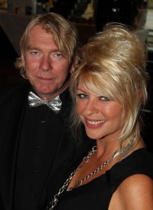 07-10-2010 SHOWBIZZ; OPNIEUW VEEL GELD VOOR DE KINDJES VAN KIKA. Met de opbrengst van 383.000. euries voor de stichting Hoogvliegers en Kinderen Kankervrij KIKA is de realisatie van het nieuwe Nationale Kinderoncologisch Cenrum weer wat dichterbij gekomen. De Gala avond werd gepresenteerd door Evert Santegoeds met aan zijn zijde Esther Oosterbeek en Patty Brard. Mark Grol timmerde het gehele bedrag bij elkaar met een charmante knipoog.Vele artiesten traden op waaronder het talent Martin Hurkens  H.G.T. die iedereen blauwe handen bezorgde van het applaus wat hij kreeg.De KIKA award 2010 ging dit jaar naar Ronald Stam voor baanbrekend onderzoek in het Sophia Kinder ziekenhuis te Rotterdam. Ans en Willem Korstanje waren als ambassadeurs weer aanwezig en bezorgde  veilingmeester Mark Krol van Sotheby s weer grijze haren. Al met al weer een top avond in de Hotels van Oranje te Noordwijk.
foto: Albert den Iseger.