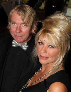 07-10-2010 SHOWBIZZ; OPNIEUW VEEL GELD VOOR DE KINDJES VAN KIKA. Met de opbrengst van 383.000. euries voor de stichting Hoogvliegers en Kinderen Kankervrij KIKA is de realisatie van het nieuwe Nationale Kinderoncologisch Cenrum weer wat dichterbij gekomen. De Gala avond werd gepresenteerd door Evert Santegoeds met aan zijn zijde Esther Oosterbeek en Patty Brard. Mark Grol timmerde het gehele bedrag bij elkaar met een charmante knipoog.Vele artiesten traden op waaronder het talent Martin Hurkens  H.G.T. die iedereen blauwe handen bezorgde van het applaus wat hij kreeg.De KIKA award 2010 ging dit jaar naar Ronald Stam voor baanbrekend onderzoek in het Sophia Kinder ziekenhuis te Rotterdam. Ans en Willem Korstanje waren als ambassadeurs weer aanwezig en bezorgde  veilingmeester Mark Krol van Sotheby s weer grijze haren. Al met al weer een top avond in de Hotels van Oranje te Noordwijk.
foto: Albert den Iseger.