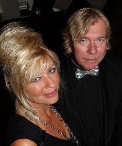 07-10-2010 SHOWBIZZ; OPNIEUW VEEL GELD VOOR DE KINDJES VAN KIKA. Met de opbrengst van 383.000. euries voor de stichting Hoogvliegers en Kinderen Kankervrij KIKA is de realisatie van het nieuwe Nationale Kinderoncologisch Cenrum weer wat dichterbij gekomen. De Gala avond werd gepresenteerd door Evert Santegoeds met aan zijn zijde Esther Oosterbeek en Patty Brard. Mark Grol timmerde het gehele bedrag bij elkaar met een charmante knipoog.Vele artiesten traden op waaronder het talent Martin Hurkens  H.G.T. die iedereen blauwe handen bezorgde van het applaus wat hij kreeg.De KIKA award 2010 ging dit jaar naar Ronald Stam voor baanbrekend onderzoek in het Sophia Kinder ziekenhuis te Rotterdam. Ans en Willem Korstanje waren als ambassadeurs weer aanwezig en bezorgde  veilingmeester Mark Krol van Sotheby s weer grijze haren. Al met al weer een top avond in de Hotels van Oranje te Noordwijk.
foto: Albert den Iseger.