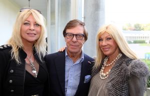 22-10-2010 SHOWBIZZ; ARTIESTEN WEER OP BEZOEK OP PALEIS SOESTDIJK. Frans Molenaar_Maik de Boer_Manuela Kemp_Bonnie Stclair_Mary Borsato_Arie Ribbens_Carmen en Jean Marie Pfaff_Evert Santegoeds en Yvonne Hoebe van Weekblad Prive hadden weet een heerlijk dagje met elkaar. Genieten van een High Tea en daarna een bezoek aan paleis Soestdijk. Heerlijk trippelen en trappelen op de koninklijke lopers en staren in de lege wijnkelders onder het beroemste bordes van Nederland.Het was weer een heerlijk dagje met elkaar en het leverde weer een aantal spraakmakende verhalen op die Yvonne Hoebe voor u optekende en die deze week in de Prive staan gepubliceerd.
foto: Albert den Iseger.