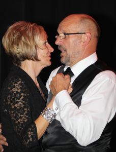 07-10-2010 SHOWBIZZ; OPNIEUW VEEL GELD VOOR DE KINDJES VAN KIKA. Met de opbrengst van 383.000. euries voor de stichting Hoogvliegers en Kinderen Kankervrij KIKA is de realisatie van het nieuwe Nationale Kinderoncologisch Cenrum weer wat dichterbij gekomen. De Gala avond werd gepresenteerd door Evert Santegoeds met aan zijn zijde Esther Oosterbeek en Patty Brard. Mark Grol timmerde het gehele bedrag bij elkaar met een charmante knipoog.Vele artiesten traden op waaronder het talent Martin Hurkens  H.G.T. die iedereen blauwe handen bezorgde van het applaus wat hij kreeg.De KIKA award 2010 ging dit jaar naar Ronald Stam voor baanbrekend onderzoek in het Sophia Kinder ziekenhuis te Rotterdam. Ans en Willem Korstanje waren als ambassadeurs weer aanwezig en bezorgde  veilingmeester Mark Krol van Sotheby s weer grijze haren. Al met al weer een top avond in de Hotels van Oranje te Noordwijk.
foto: Albert den Iseger.