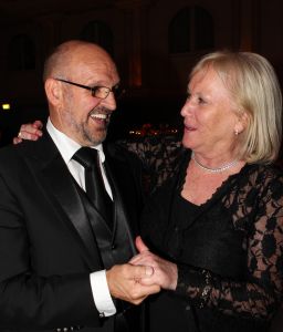 07-10-2010 SHOWBIZZ; OPNIEUW VEEL GELD VOOR DE KINDJES VAN KIKA. Met de opbrengst van 383.000. euries voor de stichting Hoogvliegers en Kinderen Kankervrij KIKA is de realisatie van het nieuwe Nationale Kinderoncologisch Cenrum weer wat dichterbij gekomen. De Gala avond werd gepresenteerd door Evert Santegoeds met aan zijn zijde Esther Oosterbeek en Patty Brard. Mark Grol timmerde het gehele bedrag bij elkaar met een charmante knipoog.Vele artiesten traden op waaronder het talent Martin Hurkens  H.G.T. die iedereen blauwe handen bezorgde van het applaus wat hij kreeg.De KIKA award 2010 ging dit jaar naar Ronald Stam voor baanbrekend onderzoek in het Sophia Kinder ziekenhuis te Rotterdam. Ans en Willem Korstanje waren als ambassadeurs weer aanwezig en bezorgde  veilingmeester Mark Krol van Sotheby s weer grijze haren. Al met al weer een top avond in de Hotels van Oranje te Noordwijk.
foto: Albert den Iseger.
