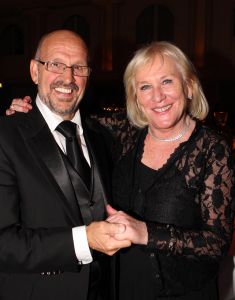 07-10-2010 SHOWBIZZ; OPNIEUW VEEL GELD VOOR DE KINDJES VAN KIKA. Met de opbrengst van 383.000. euries voor de stichting Hoogvliegers en Kinderen Kankervrij KIKA is de realisatie van het nieuwe Nationale Kinderoncologisch Cenrum weer wat dichterbij gekomen. De Gala avond werd gepresenteerd door Evert Santegoeds met aan zijn zijde Esther Oosterbeek en Patty Brard. Mark Grol timmerde het gehele bedrag bij elkaar met een charmante knipoog.Vele artiesten traden op waaronder het talent Martin Hurkens  H.G.T. die iedereen blauwe handen bezorgde van het applaus wat hij kreeg.De KIKA award 2010 ging dit jaar naar Ronald Stam voor baanbrekend onderzoek in het Sophia Kinder ziekenhuis te Rotterdam. Ans en Willem Korstanje waren als ambassadeurs weer aanwezig en bezorgde  veilingmeester Mark Krol van Sotheby s weer grijze haren. Al met al weer een top avond in de Hotels van Oranje te Noordwijk.
foto: Albert den Iseger.