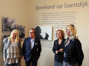 22-10-2010 SHOWBIZZ; ARTIESTEN WEER OP BEZOEK OP PALEIS SOESTDIJK. Frans Molenaar_Maik de Boer_Manuela Kemp_Bonnie Stclair_Mary Borsato_Arie Ribbens_Carmen en Jean Marie Pfaff_Evert Santegoeds en Yvonne Hoebe van Weekblad Prive hadden weet een heerlijk dagje met elkaar. Genieten van een High Tea en daarna een bezoek aan paleis Soestdijk. Heerlijk trippelen en trappelen op de koninklijke lopers en staren in de lege wijnkelders onder het beroemste bordes van Nederland.Het was weer een heerlijk dagje met elkaar en het leverde weer een aantal spraakmakende verhalen op die Yvonne Hoebe voor u optekende en die deze week in de Prive staan gepubliceerd.
foto: Albert den Iseger.