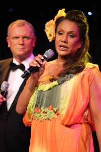 07-10-2010 SHOWBIZZ; OPNIEUW VEEL GELD VOOR DE KINDJES VAN KIKA. Met de opbrengst van 383.000. euries voor de stichting Hoogvliegers en Kinderen Kankervrij KIKA is de realisatie van het nieuwe Nationale Kinderoncologisch Cenrum weer wat dichterbij gekomen. De Gala avond werd gepresenteerd door Evert Santegoeds met aan zijn zijde Esther Oosterbeek en Patty Brard. Mark Grol timmerde het gehele bedrag bij elkaar met een charmante knipoog.Vele artiesten traden op waaronder het talent Martin Hurkens  H.G.T. die iedereen blauwe handen bezorgde van het applaus wat hij kreeg.De KIKA award 2010 ging dit jaar naar Ronald Stam voor baanbrekend onderzoek in het Sophia Kinder ziekenhuis te Rotterdam. Ans en Willem Korstanje waren als ambassadeurs weer aanwezig en bezorgde  veilingmeester Mark Krol van Sotheby s weer grijze haren. Al met al weer een top avond in de Hotels van Oranje te Noordwijk.
foto: Albert den Iseger.