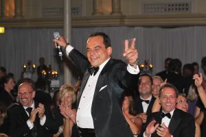 07-10-2010 SHOWBIZZ; OPNIEUW VEEL GELD VOOR DE KINDJES VAN KIKA. Met de opbrengst van 383.000. euries voor de stichting Hoogvliegers en Kinderen Kankervrij KIKA is de realisatie van het nieuwe Nationale Kinderoncologisch Cenrum weer wat dichterbij gekomen. De Gala avond werd gepresenteerd door Evert Santegoeds met aan zijn zijde Esther Oosterbeek en Patty Brard. Mark Grol timmerde het gehele bedrag bij elkaar met een charmante knipoog.Vele artiesten traden op waaronder het talent Martin Hurkens  H.G.T. die iedereen blauwe handen bezorgde van het applaus wat hij kreeg.De KIKA award 2010 ging dit jaar naar Ronald Stam voor baanbrekend onderzoek in het Sophia Kinder ziekenhuis te Rotterdam. Ans en Willem Korstanje waren als ambassadeurs weer aanwezig en bezorgde  veilingmeester Mark Krol van Sotheby s weer grijze haren. Al met al weer een top avond in de Hotels van Oranje te Noordwijk.
foto: Albert den Iseger.