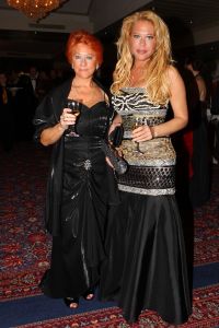 07-10-2010 SHOWBIZZ; OPNIEUW VEEL GELD VOOR DE KINDJES VAN KIKA. Met de opbrengst van 383.000. euries voor de stichting Hoogvliegers en Kinderen Kankervrij KIKA is de realisatie van het nieuwe Nationale Kinderoncologisch Cenrum weer wat dichterbij gekomen. De Gala avond werd gepresenteerd door Evert Santegoeds met aan zijn zijde Esther Oosterbeek en Patty Brard. Mark Grol timmerde het gehele bedrag bij elkaar met een charmante knipoog.Vele artiesten traden op waaronder het talent Martin Hurkens  H.G.T. die iedereen blauwe handen bezorgde van het applaus wat hij kreeg.De KIKA award 2010 ging dit jaar naar Ronald Stam voor baanbrekend onderzoek in het Sophia Kinder ziekenhuis te Rotterdam. Ans en Willem Korstanje waren als ambassadeurs weer aanwezig en bezorgde  veilingmeester Mark Krol van Sotheby s weer grijze haren. Al met al weer een top avond in de Hotels van Oranje te Noordwijk.
foto: Albert den Iseger.