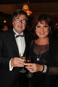 07-10-2010 SHOWBIZZ; OPNIEUW VEEL GELD VOOR DE KINDJES VAN KIKA. Met de opbrengst van 383.000. euries voor de stichting Hoogvliegers en Kinderen Kankervrij KIKA is de realisatie van het nieuwe Nationale Kinderoncologisch Cenrum weer wat dichterbij gekomen. De Gala avond werd gepresenteerd door Evert Santegoeds met aan zijn zijde Esther Oosterbeek en Patty Brard. Mark Grol timmerde het gehele bedrag bij elkaar met een charmante knipoog.Vele artiesten traden op waaronder het talent Martin Hurkens  H.G.T. die iedereen blauwe handen bezorgde van het applaus wat hij kreeg.De KIKA award 2010 ging dit jaar naar Ronald Stam voor baanbrekend onderzoek in het Sophia Kinder ziekenhuis te Rotterdam. Ans en Willem Korstanje waren als ambassadeurs weer aanwezig en bezorgde  veilingmeester Mark Krol van Sotheby s weer grijze haren. Al met al weer een top avond in de Hotels van Oranje te Noordwijk.
foto: Albert den Iseger.
