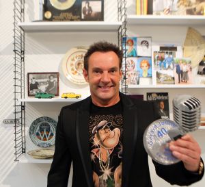 24-10-2011 SHOWBIZZ; HANS WIEGEL WOONT NU OFFICEEL IN FRIESLAND. Hans was naar Amstelveen gekomen om met enkele vrienden het boek TERRA INCOGNITA van schrijver Ruud Lapre uit te reiken. Hij vertelde tijdens deze gelegenheid dat hij nu ECHT officieel in Friesland woont.
foto: Albert den Iseger