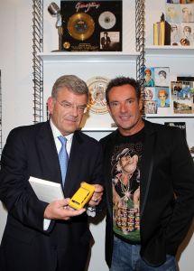 24-10-2011 SHOWBIZZ; HANS WIEGEL WOONT NU OFFICEEL IN FRIESLAND. Hans was naar Amstelveen gekomen om met enkele vrienden het boek TERRA INCOGNITA van schrijver Ruud Lapre uit te reiken. Hij vertelde tijdens deze gelegenheid dat hij nu ECHT officieel in Friesland woont.
foto: Albert den Iseger