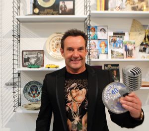 24-10-2011 SHOWBIZZ; HANS WIEGEL WOONT NU OFFICEEL IN FRIESLAND. Hans was naar Amstelveen gekomen om met enkele vrienden het boek TERRA INCOGNITA van schrijver Ruud Lapre uit te reiken. Hij vertelde tijdens deze gelegenheid dat hij nu ECHT officieel in Friesland woont.
foto: Albert den Iseger