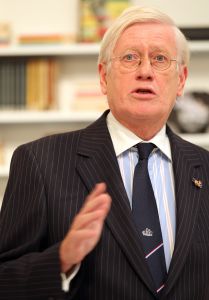 24-10-2011 SHOWBIZZ; HANS WIEGEL WOONT NU OFFICEEL IN FRIESLAND. Hans was naar Amstelveen gekomen om met enkele vrienden het boek TERRA INCOGNITA van schrijver Ruud Lapre uit te reiken. Hij vertelde tijdens deze gelegenheid dat hij nu ECHT officieel in Friesland woont.
foto: Albert den Iseger