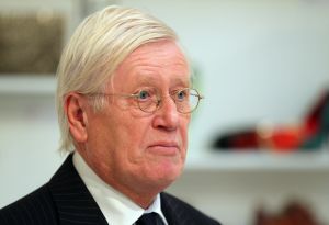 24-10-2011 SHOWBIZZ; HANS WIEGEL WOONT NU OFFICEEL IN FRIESLAND. Hans was naar Amstelveen gekomen om met enkele vrienden het boek TERRA INCOGNITA van schrijver Ruud Lapre uit te reiken. Hij vertelde tijdens deze gelegenheid dat hij nu ECHT officieel in Friesland woont.
foto: Albert den Iseger