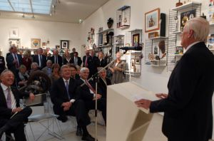 24-10-2011 SHOWBIZZ; HANS WIEGEL WOONT NU OFFICEEL IN FRIESLAND. Hans was naar Amstelveen gekomen om met enkele vrienden het boek TERRA INCOGNITA van schrijver Ruud Lapre uit te reiken. Hij vertelde tijdens deze gelegenheid dat hij nu ECHT officieel in Friesland woont.
foto: Albert den Iseger