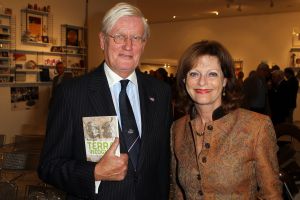 24-10-2011 SHOWBIZZ; HANS WIEGEL WOONT NU OFFICEEL IN FRIESLAND. Hans was naar Amstelveen gekomen om met enkele vrienden het boek TERRA INCOGNITA van schrijver Ruud Lapre uit te reiken. Hij vertelde tijdens deze gelegenheid dat hij nu ECHT officieel in Friesland woont.
foto: Albert den Iseger