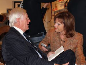 24-10-2011 SHOWBIZZ; HANS WIEGEL WOONT NU OFFICEEL IN FRIESLAND. Hans was naar Amstelveen gekomen om met enkele vrienden het boek TERRA INCOGNITA van schrijver Ruud Lapre uit te reiken. Hij vertelde tijdens deze gelegenheid dat hij nu ECHT officieel in Friesland woont.
foto: Albert den Iseger