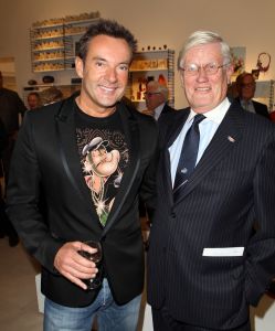 24-10-2011 SHOWBIZZ; HANS WIEGEL WOONT NU OFFICEEL IN FRIESLAND. Hans was naar Amstelveen gekomen om met enkele vrienden het boek TERRA INCOGNITA van schrijver Ruud Lapre uit te reiken. Hij vertelde tijdens deze gelegenheid dat hij nu ECHT officieel in Friesland woont.
foto: Albert den Iseger