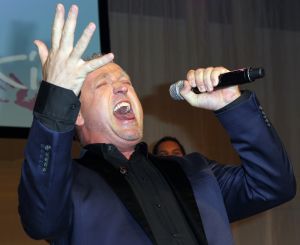 03-10-2011 SHOWBIZZ; KIKA GALA 2011 WAS WEER GROOT SUCCES. Het 5e Grand Gala voor Kika en stichting Hoogvliegers was weer een hoogtepunt voor de organisatie en de vele gasten. Er werd  405.000.00 opgehaald voor het goede doel. Veel artiesten steunden deze stichting met optredens oa. Dean Saunders_LA the Voices_George McCrae en Ludwig Galea uit Malta. Ambassadrice Inge de Bruijn danste tot aan de kleine uurtjes met Prins Enrique de Borbon y Gracia de Lobez. Evert Santegoeds_ Gallyon van Vessum en Esther Oosterbeek presenteerde de avond met een knipoog naar de vele BNers in de zaal.
foto: Albert den Iseger.