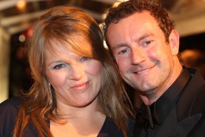 19-10-2011 SHOWBIZZ; SCHRIJVER KLUUN EN PARTNER NATHALIE TIJDELIJK UIT ELKAAR. Kluun is sinds 2005 getrouwd met Nathalie en heeft twee dochters met haar. Nathalie is de tweede vrouw van Kluun. Zijn eerste vrouw Judith van Laar overleed in 2001 ten gevolge van borstkanker. Raymond van de Klundert is bij ons beter bekend als Kluun, de bekende schrijver oa. van het succesvolle boek: KOMT EEN VROUW BIJ DE DOKTER.
foto: Albert den Iseger.