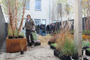 28-10-2011 SHOWBIZZ; EIGEN HUIS EN TUIN ACTIEF IN HEERHUGOWAARD.Lodewijk Hoekstra en zijn groene tuinteam waren actief in Heehugowaard, zij maakten van een slordig tuintje een prachtige design tuin met betonnen banken en een betonnen tafel. Eigen huis en Tuin  TV uitzending is op 12-11-2011 en het vervolg op 19-11-2011. 
foto: Albert den Iseger.