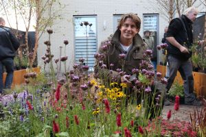 28-10-2011 SHOWBIZZ; EIGEN HUIS EN TUIN ACTIEF IN HEERHUGOWAARD.Lodewijk Hoekstra en zijn groene tuinteam waren actief in Heehugowaard, zij maakten van een slordig tuintje een prachtige design tuin met betonnen banken en een betonnen tafel. Eigen huis en Tuin  TV uitzending is op 12-11-2011 en het vervolg op 19-11-2011. 
foto: Albert den Iseger.
