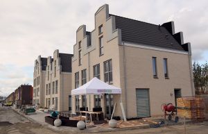 28-10-2011 SHOWBIZZ; EIGEN HUIS EN TUIN ACTIEF IN HEERHUGOWAARD.Lodewijk Hoekstra en zijn groene tuinteam waren actief in Heehugowaard, zij maakten van een slordig tuintje een prachtige design tuin met betonnen banken en een betonnen tafel. Eigen huis en Tuin  TV uitzending is op 12-11-2011 en het vervolg op 19-11-2011. 
foto: Albert den Iseger.