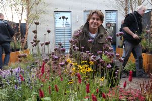 28-10-2011 SHOWBIZZ; EIGEN HUIS EN TUIN ACTIEF IN HEERHUGOWAARD.Lodewijk Hoekstra en zijn groene tuinteam waren actief in Heehugowaard, zij maakten van een slordig tuintje een prachtige design tuin met betonnen banken en een betonnen tafel. Eigen huis en Tuin  TV uitzending is op 12-11-2011 en het vervolg op 19-11-2011. 
foto: Albert den Iseger.
