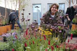28-10-2011 SHOWBIZZ; EIGEN HUIS EN TUIN ACTIEF IN HEERHUGOWAARD.Lodewijk Hoekstra en zijn groene tuinteam waren actief in Heehugowaard, zij maakten van een slordig tuintje een prachtige design tuin met betonnen banken en een betonnen tafel. Eigen huis en Tuin  TV uitzending is op 12-11-2011 en het vervolg op 19-11-2011. 
foto: Albert den Iseger.