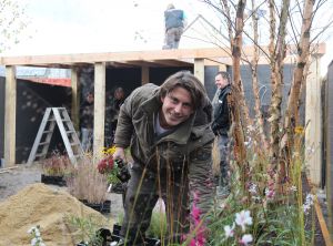 28-10-2011 SHOWBIZZ; EIGEN HUIS EN TUIN ACTIEF IN HEERHUGOWAARD.Lodewijk Hoekstra en zijn groene tuinteam waren actief in Heehugowaard, zij maakten van een slordig tuintje een prachtige design tuin met betonnen banken en een betonnen tafel. Eigen huis en Tuin  TV uitzending is op 12-11-2011 en het vervolg op 19-11-2011. 
foto: Albert den Iseger.