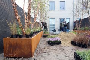 28-10-2011 SHOWBIZZ; EIGEN HUIS EN TUIN ACTIEF IN HEERHUGOWAARD.Lodewijk Hoekstra en zijn groene tuinteam waren actief in Heehugowaard, zij maakten van een slordig tuintje een prachtige design tuin met betonnen banken en een betonnen tafel. Eigen huis en Tuin  TV uitzending is op 12-11-2011 en het vervolg op 19-11-2011. 
foto: Albert den Iseger.