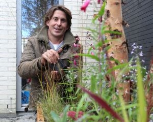 28-10-2011 SHOWBIZZ; EIGEN HUIS EN TUIN ACTIEF IN HEERHUGOWAARD.Lodewijk Hoekstra en zijn groene tuinteam waren actief in Heehugowaard, zij maakten van een slordig tuintje een prachtige design tuin met betonnen banken en een betonnen tafel. Eigen huis en Tuin  TV uitzending is op 12-11-2011 en het vervolg op 19-11-2011. 
foto: Albert den Iseger.