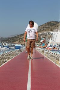 07-10-2011 SHOWBIZZ;  RENE EN NATASJA FROGER ZIJN DIT JAAR 20 JAAR GETROUWD. Het is hollen of stilstaan in ons huwelijk, zo vertelde Rene ons op het prachtige cruiseschip   VOYAGER OF THE SEAS. Het gelukkige paar was mee met de Sterrencruise georganiseerd door Van der Valk Sterrencruise reizen. Edwin Bredius tekende een prachtig verhaal op over  het huwelijk van de FROGERS. Dze week EXCLUSIEF in weekblad PRIVE.
foto: Albert den Iseger.