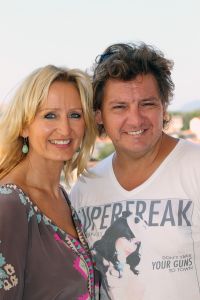 07-10-2011 SHOWBIZZ;  RENE EN NATASJA FROGER ZIJN DIT JAAR 20 JAAR GETROUWD. Het is hollen of stilstaan in ons huwelijk, zo vertelde Rene ons op het prachtige cruiseschip   VOYAGER OF THE SEAS. Het gelukkige paar was mee met de Sterrencruise georganiseerd door Van der Valk Sterrencruise reizen. Edwin Bredius tekende een prachtig verhaal op over  het huwelijk van de FROGERS. Dze week EXCLUSIEF in weekblad PRIVE.
foto: Albert den Iseger.