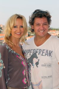 07-10-2011 SHOWBIZZ;  RENE EN NATASJA FROGER ZIJN DIT JAAR 20 JAAR GETROUWD. Het is hollen of stilstaan in ons huwelijk, zo vertelde Rene ons op het prachtige cruiseschip   VOYAGER OF THE SEAS. Het gelukkige paar was mee met de Sterrencruise georganiseerd door Van der Valk Sterrencruise reizen. Edwin Bredius tekende een prachtig verhaal op over  het huwelijk van de FROGERS. Dze week EXCLUSIEF in weekblad PRIVE.
foto: Albert den Iseger.