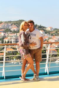 07-10-2011 SHOWBIZZ;  RENE EN NATASJA FROGER ZIJN DIT JAAR 20 JAAR GETROUWD. Het is hollen of stilstaan in ons huwelijk, zo vertelde Rene ons op het prachtige cruiseschip   VOYAGER OF THE SEAS. Het gelukkige paar was mee met de Sterrencruise georganiseerd door Van der Valk Sterrencruise reizen. Edwin Bredius tekende een prachtig verhaal op over  het huwelijk van de FROGERS. Dze week EXCLUSIEF in weekblad PRIVE.
foto: Albert den Iseger.