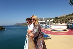 07-10-2011 SHOWBIZZ;  RENE EN NATASJA FROGER ZIJN DIT JAAR 20 JAAR GETROUWD. Het is hollen of stilstaan in ons huwelijk, zo vertelde Rene ons op het prachtige cruiseschip   VOYAGER OF THE SEAS. Het gelukkige paar was mee met de Sterrencruise georganiseerd door Van der Valk Sterrencruise reizen. Edwin Bredius tekende een prachtig verhaal op over  het huwelijk van de FROGERS. Dze week EXCLUSIEF in weekblad PRIVE.
foto: Albert den Iseger.
