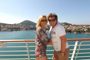 07-10-2011 SHOWBIZZ;  RENE EN NATASJA FROGER ZIJN DIT JAAR 20 JAAR GETROUWD. Het is hollen of stilstaan in ons huwelijk, zo vertelde Rene ons op het prachtige cruiseschip   VOYAGER OF THE SEAS. Het gelukkige paar was mee met de Sterrencruise georganiseerd door Van der Valk Sterrencruise reizen. Edwin Bredius tekende een prachtig verhaal op over  het huwelijk van de FROGERS. Dze week EXCLUSIEF in weekblad PRIVE.
foto: Albert den Iseger.