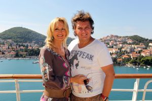 07-10-2011 SHOWBIZZ;  RENE EN NATASJA FROGER ZIJN DIT JAAR 20 JAAR GETROUWD. Het is hollen of stilstaan in ons huwelijk, zo vertelde Rene ons op het prachtige cruiseschip   VOYAGER OF THE SEAS. Het gelukkige paar was mee met de Sterrencruise georganiseerd door Van der Valk Sterrencruise reizen. Edwin Bredius tekende een prachtig verhaal op over  het huwelijk van de FROGERS. Dze week EXCLUSIEF in weekblad PRIVE.
foto: Albert den Iseger.